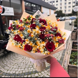 Kırmızı Gül Mevsimde Varsa Nergis