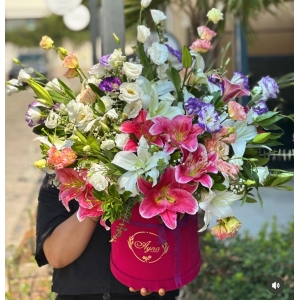 Dev Kutuda Dolu Çiçek