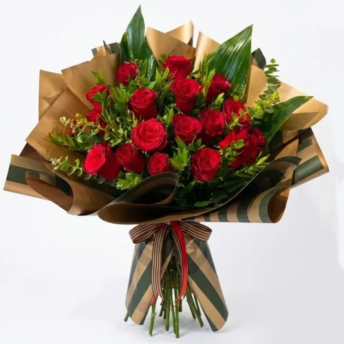 Çizgili Ambalajlı Kırmızı Güllü Buket